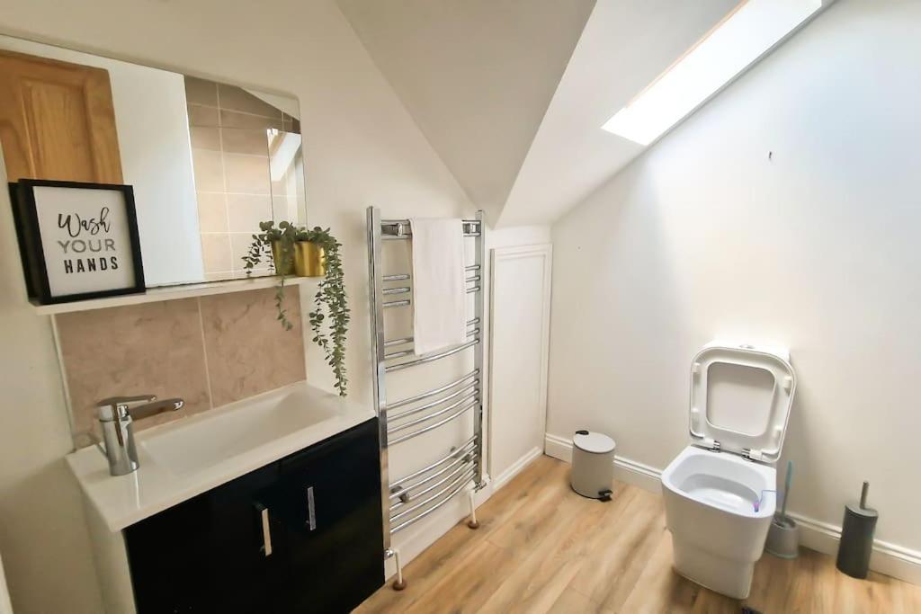 Spacious 15 Guest Home With 9 Beds In Shirley Solihull Kültér fotó
