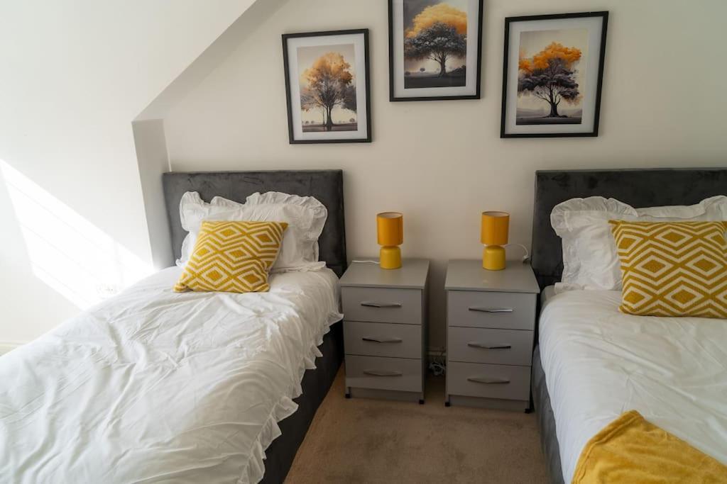 Spacious 15 Guest Home With 9 Beds In Shirley Solihull Kültér fotó